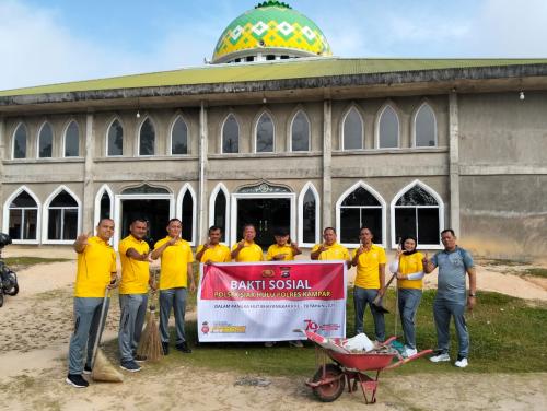 Sambut Hari Bhayangkara Ke-79, Polsek Siak Hulu Berbagi Kebaikan Bersihkan Tempat Ibadah